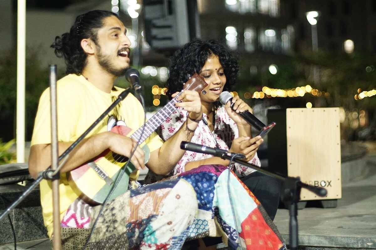 2 students a girl and a boy singing and playing guitar freshere event 2022