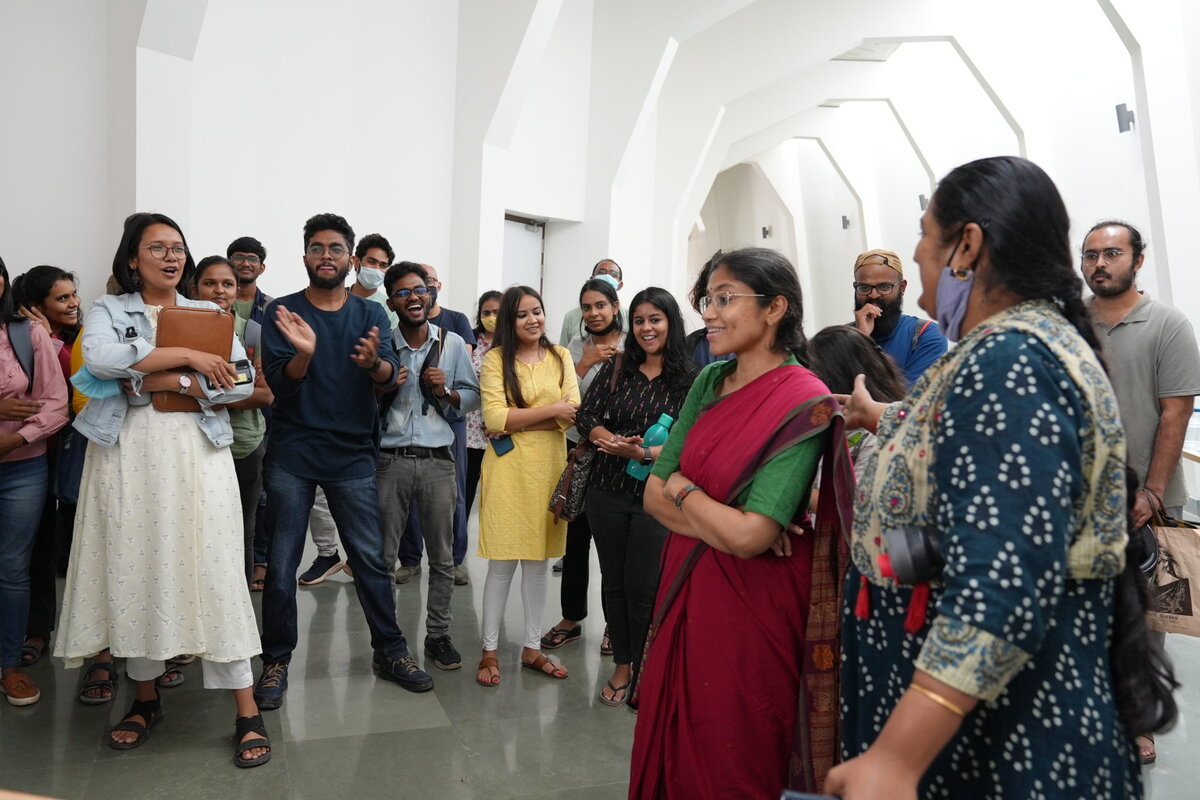 students talk with the faculties in Gurudutt